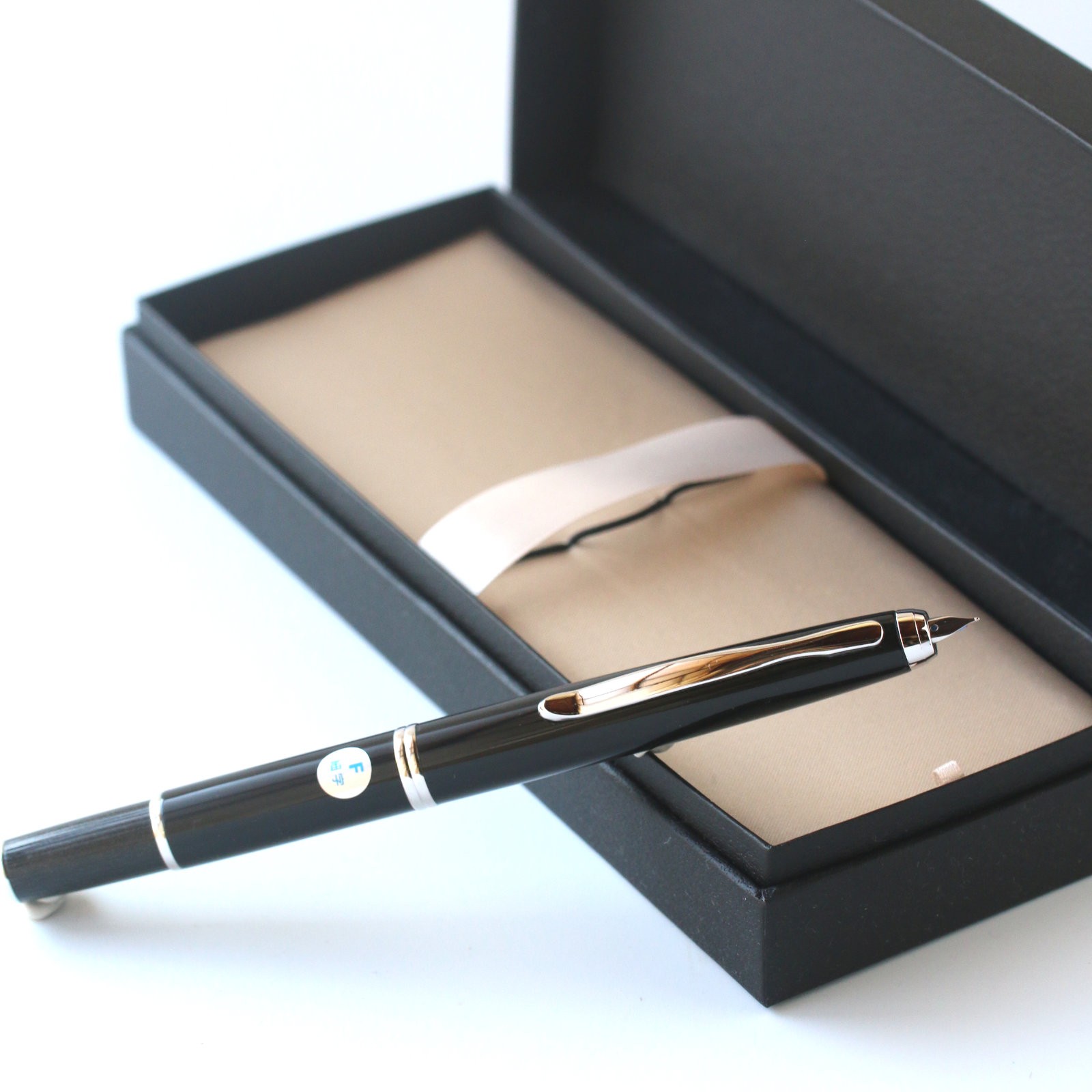 Near Mint - Pilot Capless Fermo Fountain Pen Black Gold Trim Unused with Box