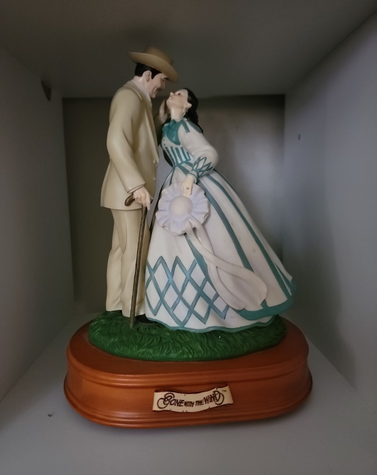 Couple Figurine Resin Painted White Green Brown Beige Wooden-Style Base