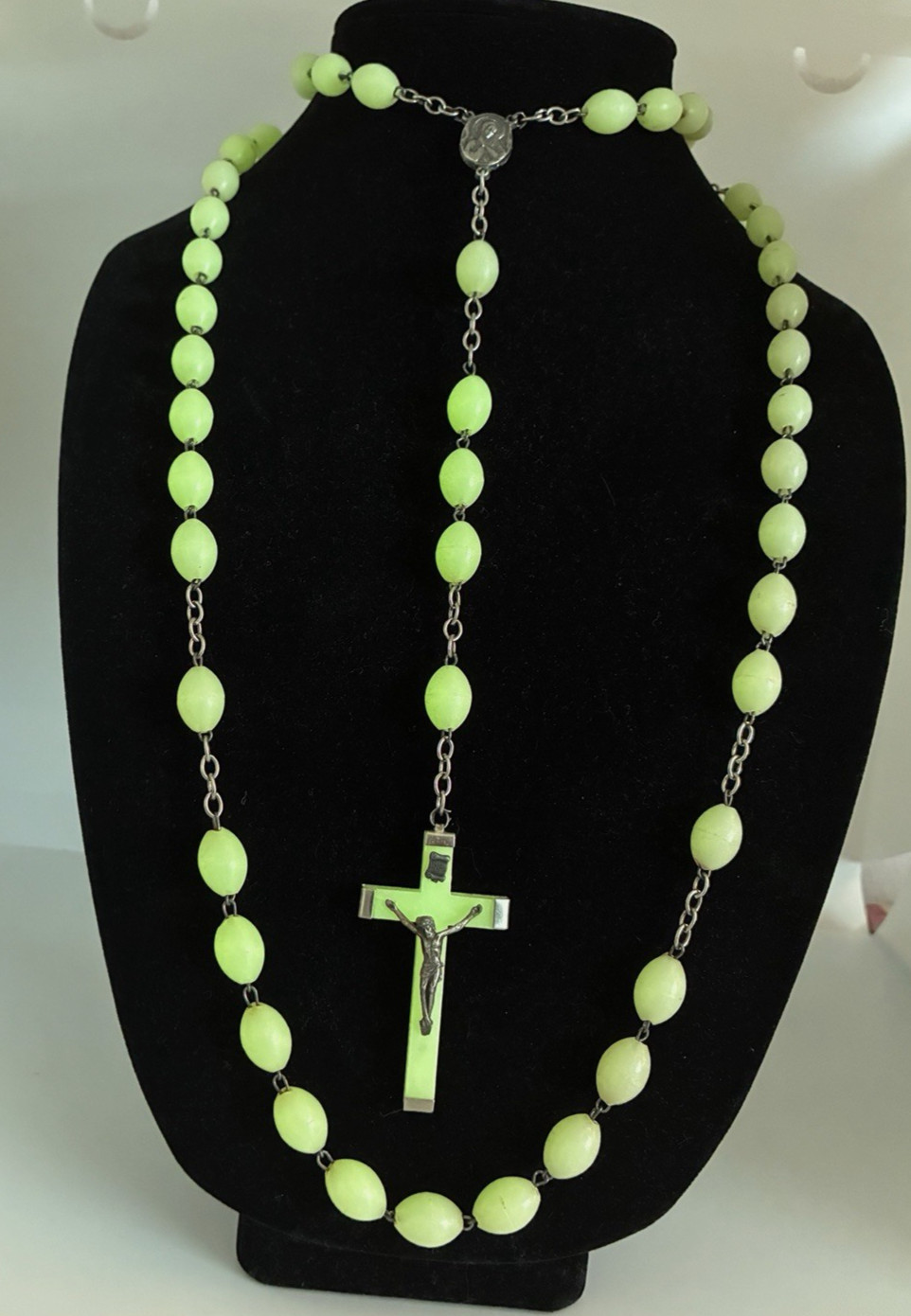 ANTIQUE/VTG ROSARY GLOW WHITE/GREEN FROSTED BEADS & CRUCIFIX, MEDALLION 31\