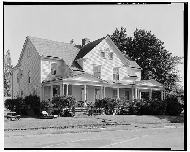 Photo:Fort Wayne Indiana 1900s House Front Northeast Side Porch Residence