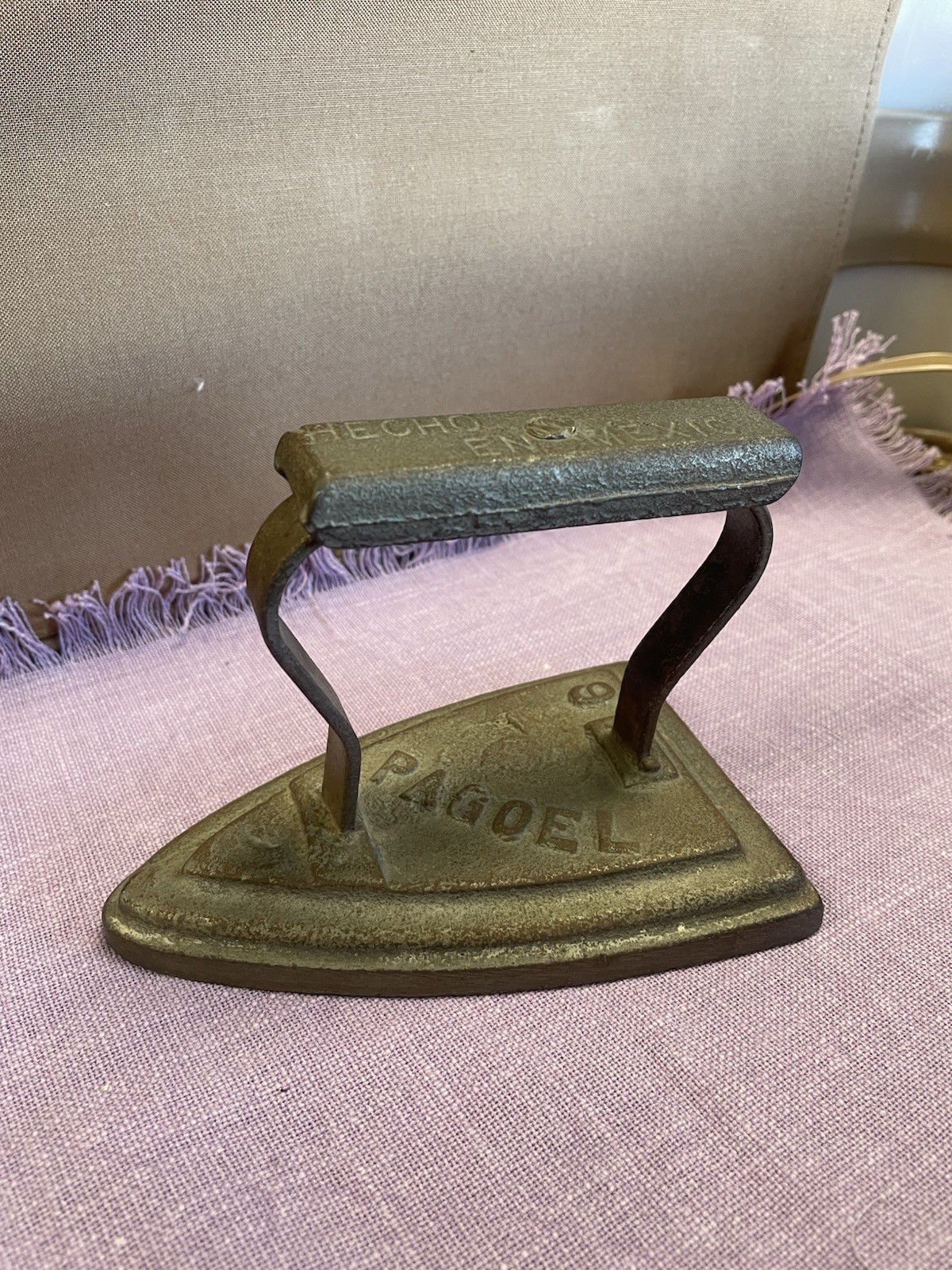 VINTAGE WAPAK Cast Iron Clothing Iron.  6”x3.25”