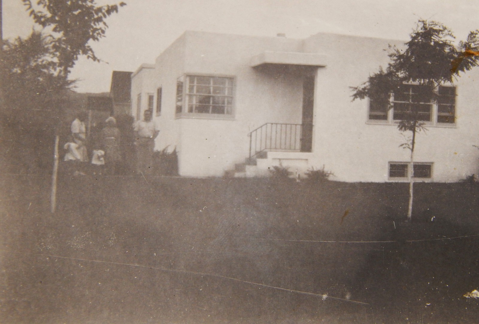 Vintage Photograph, FAMILY OUTSIDE BELLE BEAUTIFUL HOUSE-SEPTEMBER 1945,Art-Deco