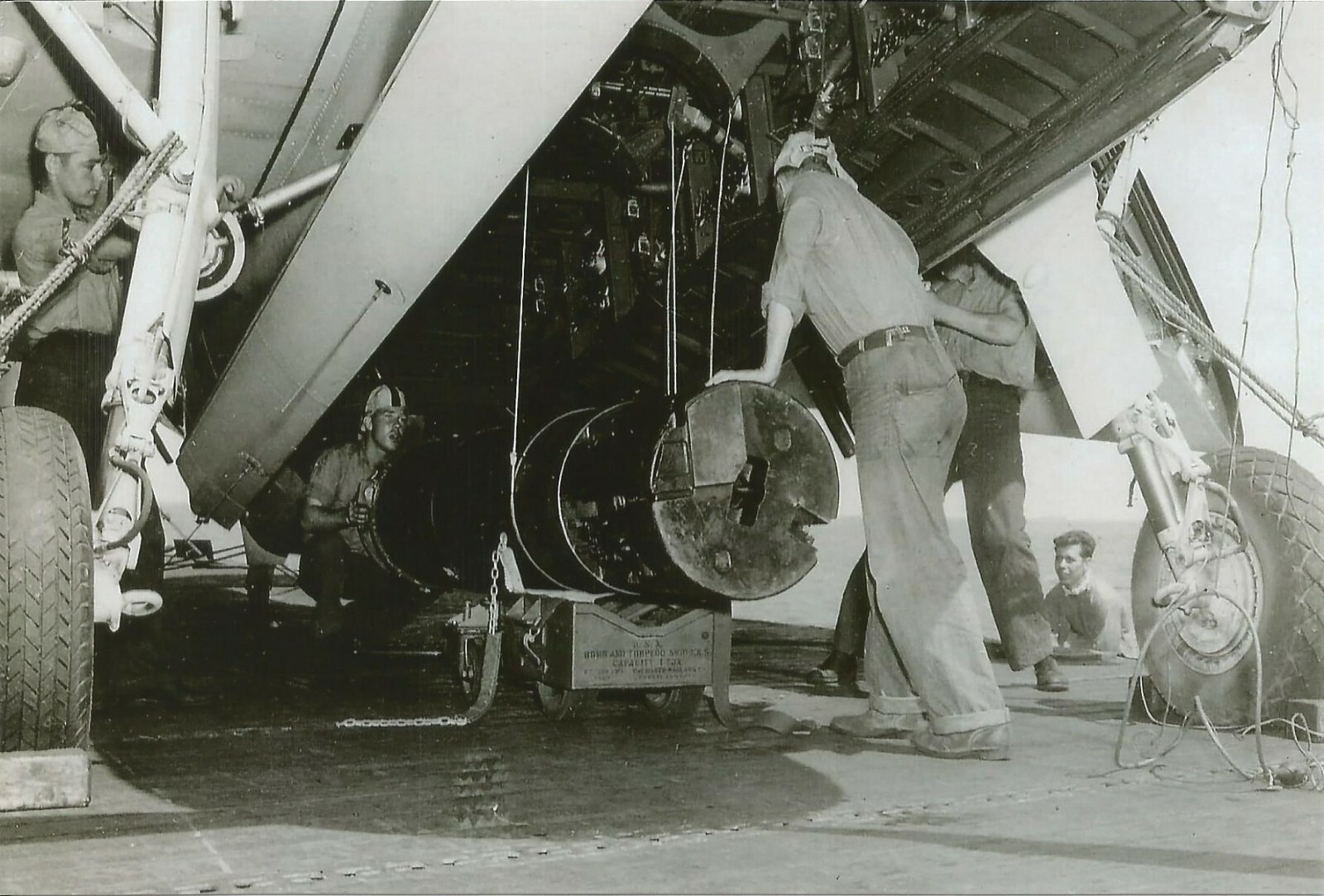 WW II - USA -Photo -- Mk 10 Mines  Loaded On To TBF Avengers  