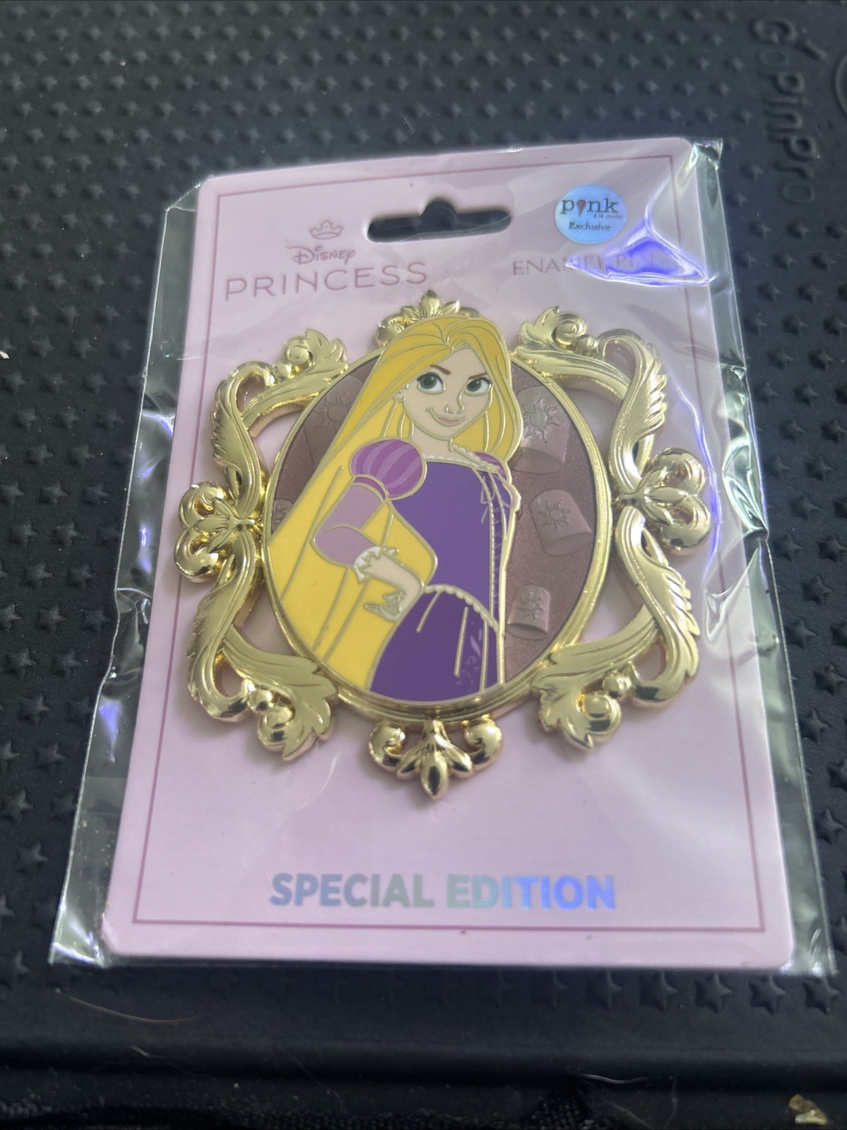 Palm Pink a La Mode Disney Tangled le 300 Rapunzel Cameo Pin