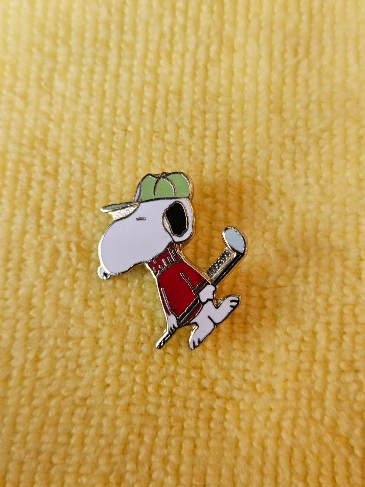Snoopy Golfer vintage enamel pin badge Beautiful Condition and Rare Aviva Taiwan