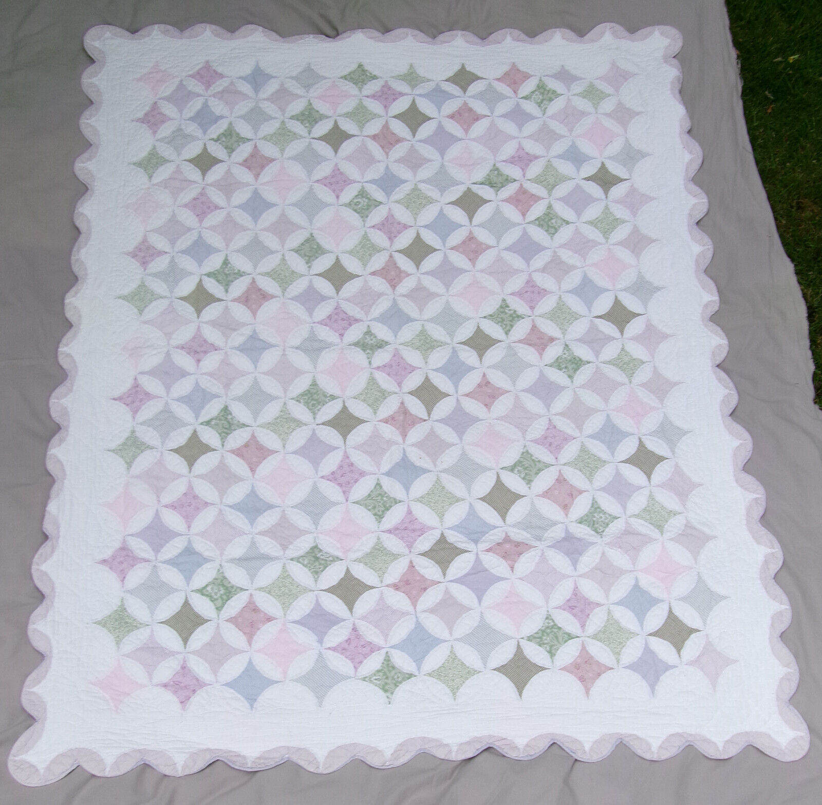 VTG 50S 60S CATHEDRAL WINDOWS QUILT 85X69 DOUBLE HANDMADE BLANKET SCALLOP EDGE