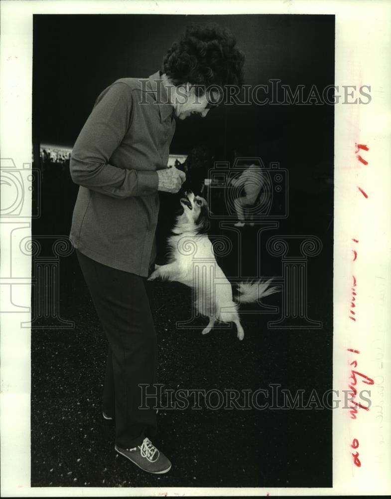 1985 Press Photo Emelda Schulman with Papillon, \