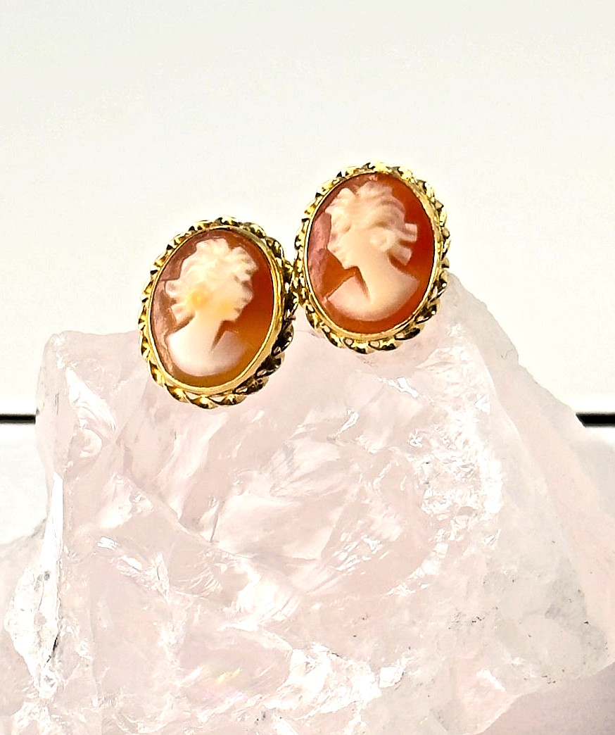 Vintage 14K Gold Italian Hand Carved Shell Cameo Earrings Signed ZZ Sardelli