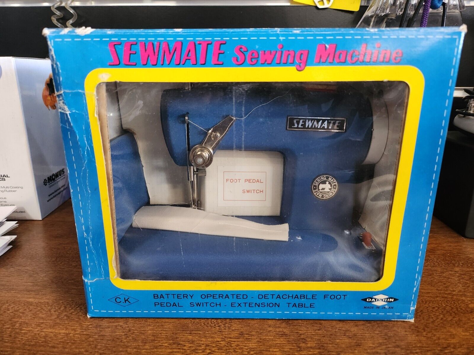 Daishin battery operated Sewmate Sewing Machine vintage in orig box No 6610 blue