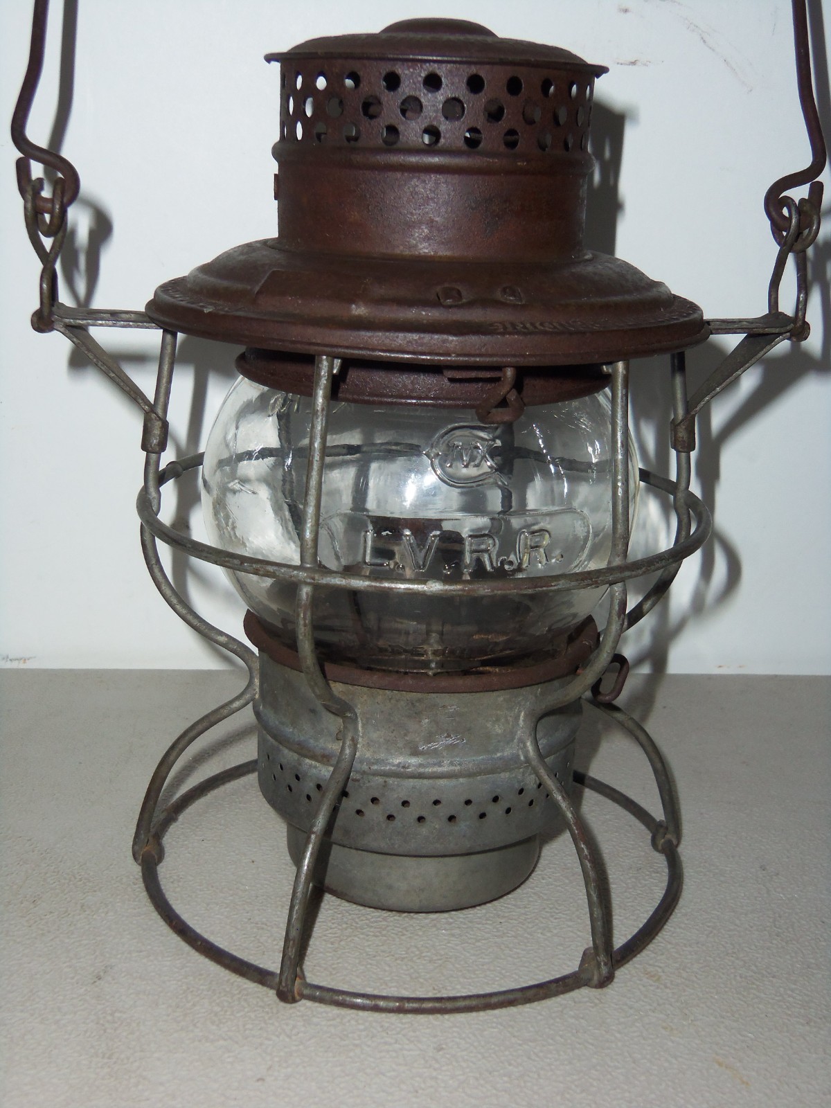 ANTIQUE L.V.R.R. RAILROAD ADLAKE 200 LANTERN WITH L.V.R.R. ADLAKE KERO GLOBE ANTIQUE L.V.R.R. RAILROAD ADLAKE 200 LANTERN WITH L.V.R.R. ADLAKE KERO GLOBE
