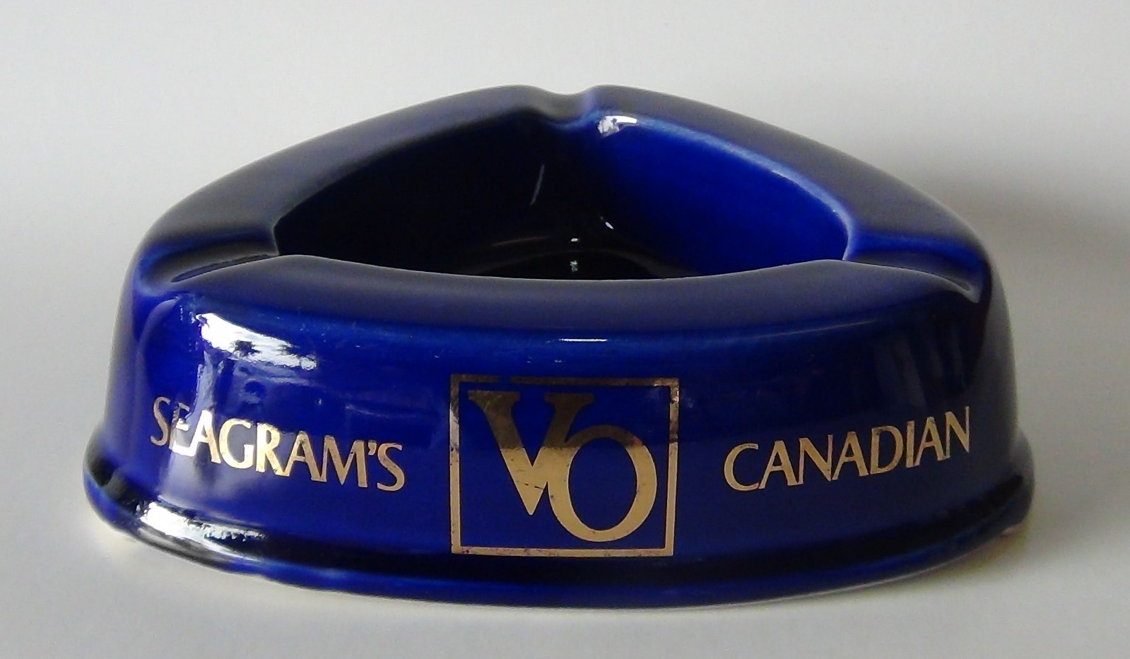 🍺 Vintage Seagram\'s V.O. Canadian Whisky Cobalt Blue Ceramic Ashtray Barware
