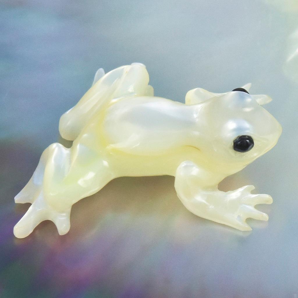 Frog Design White Mother-of-Pearl Shell Carving for Collection or Jewelry 5.21 g