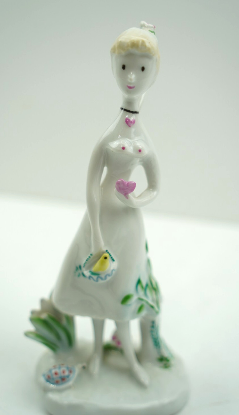 Vintage Rosenthal Raymond Peynet Girl with Heart Porcelain Figurine 6 Vintage Rosenthal Raymond Peynet Girl with Heart Porcelain Figurine 6