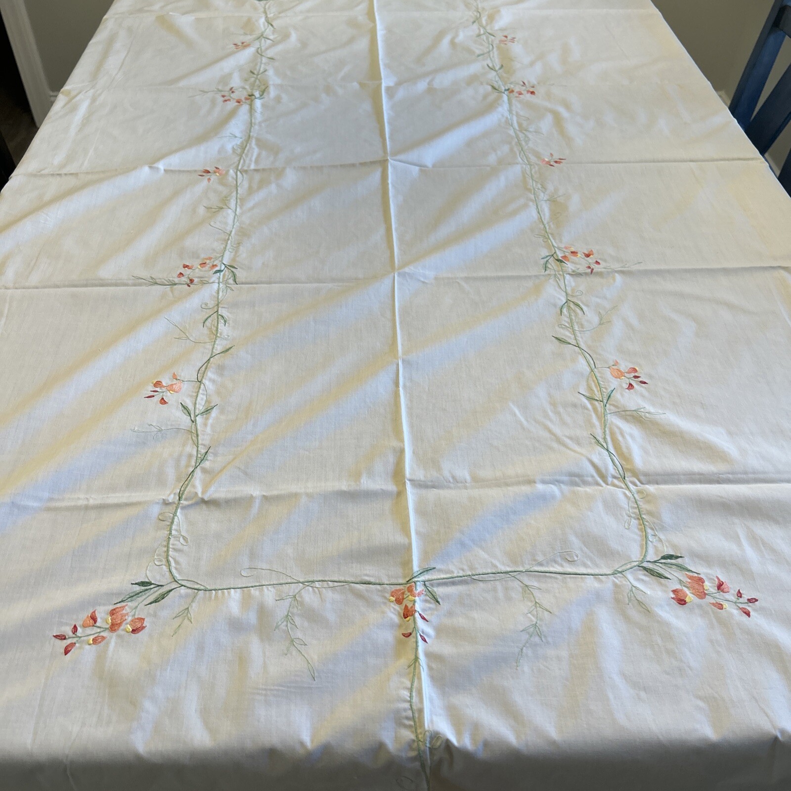 Vintage Floral Linen Embroidered Tablecloth/8 Napkins And Rings 100”x66”