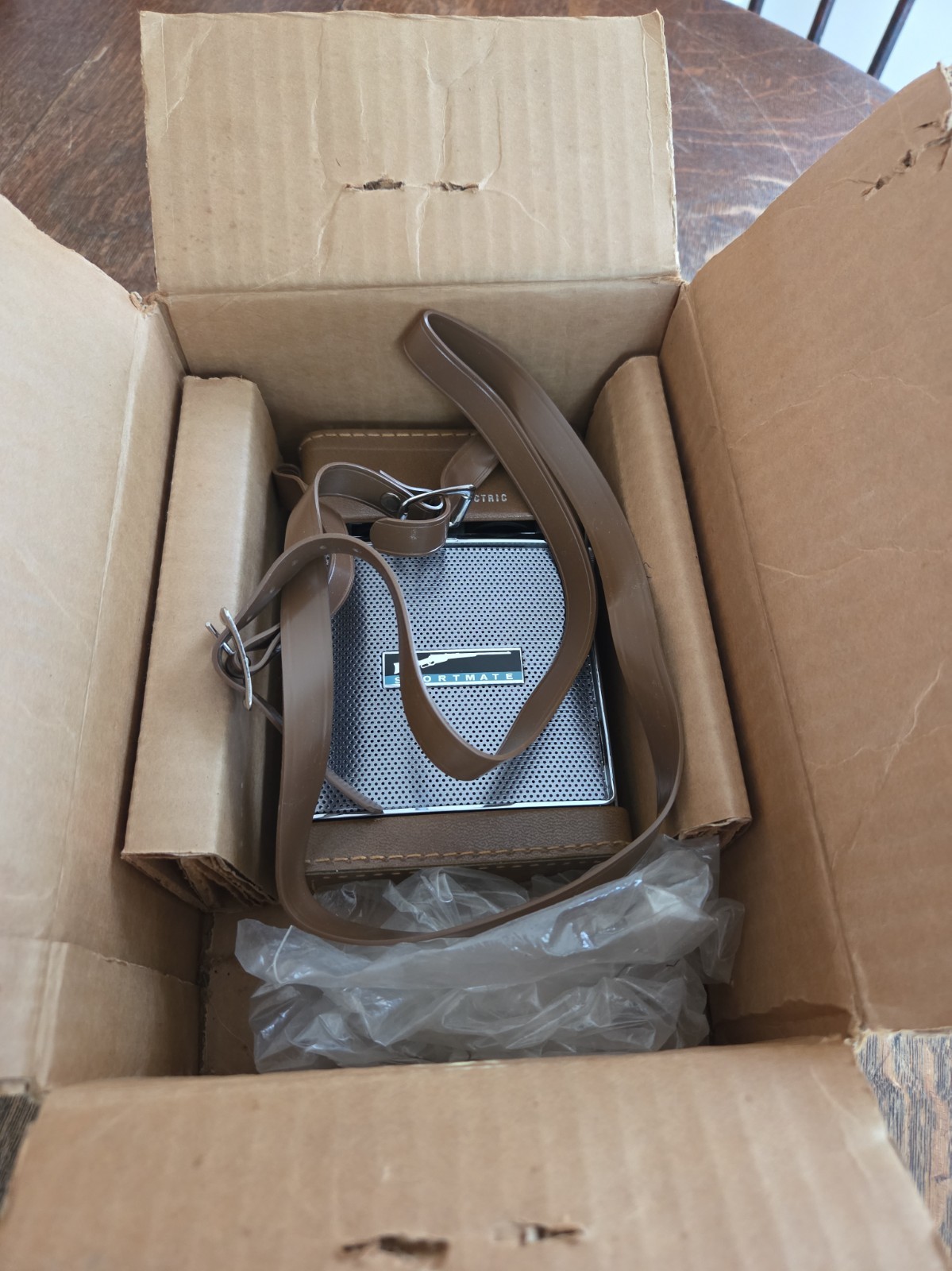  Vtg 1960\'s P-860 Sportmate GE AM Portable Radio w Leather Case / Strap / Box 