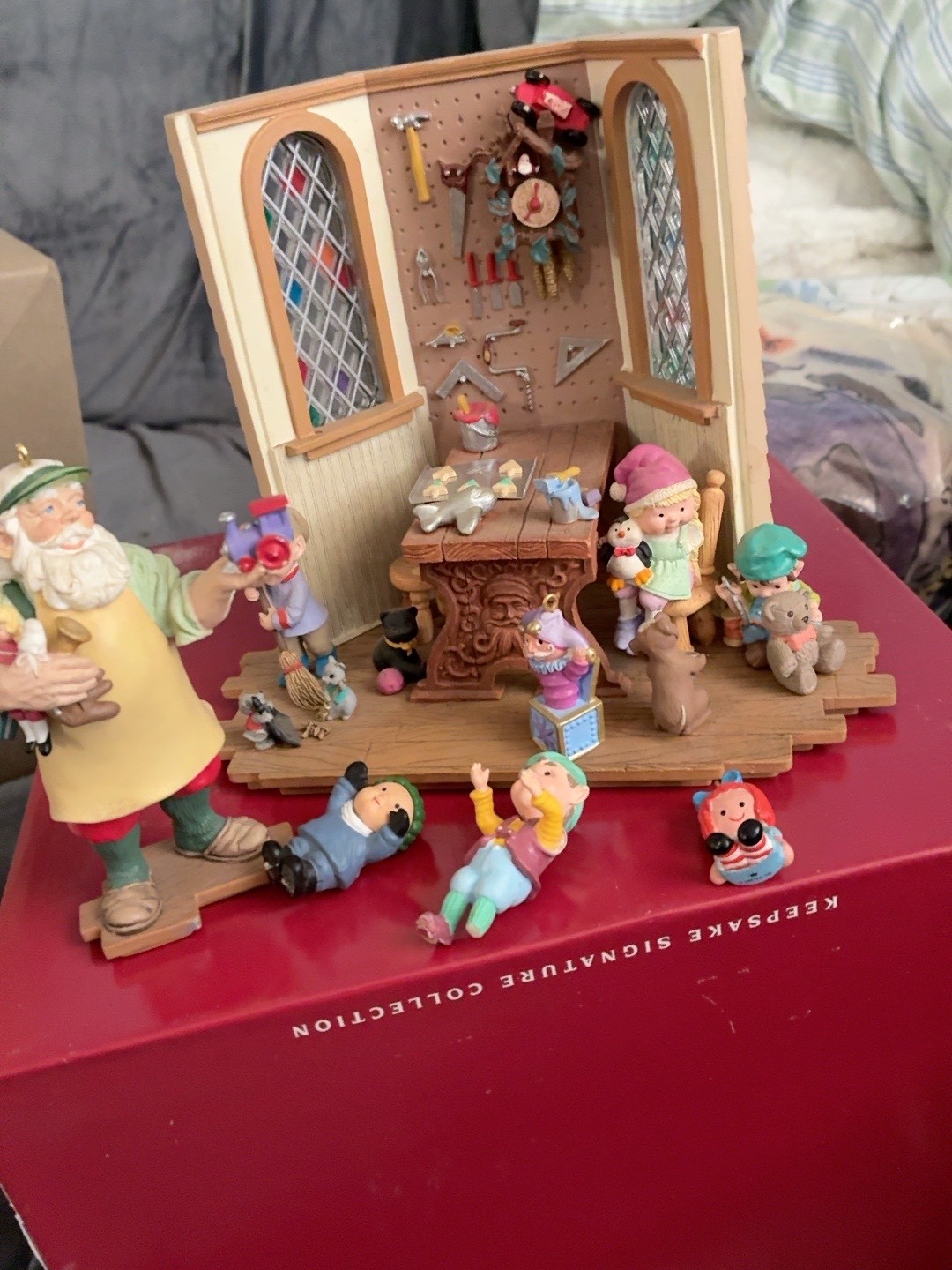 1996 HALLMARK KEEPSAKE SIGNATURE COLLECTION ~ SANTA\'S TOY SHOP W/ 4 SIGNATURES