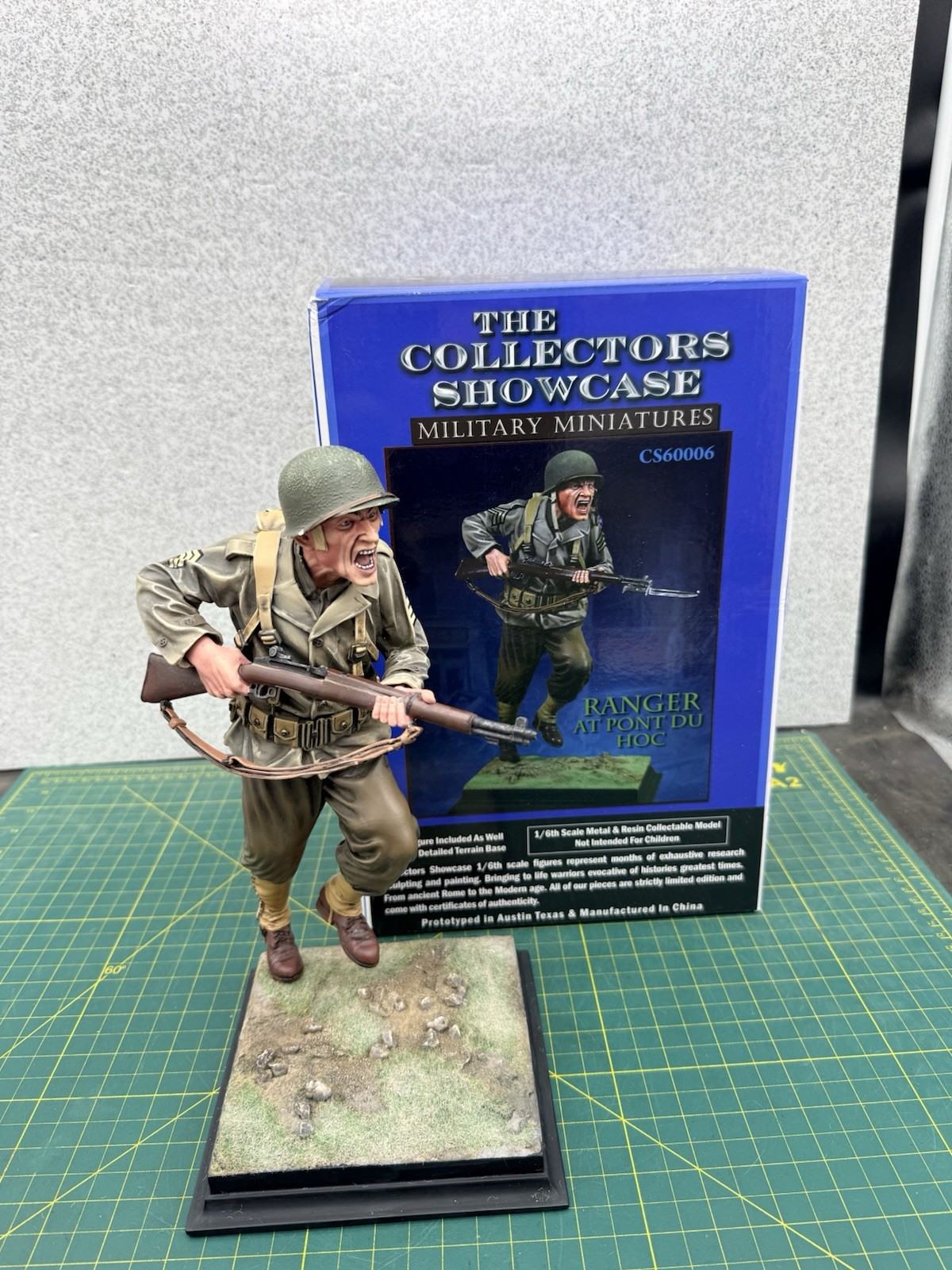 “RANGER AT PONT DU HOC” 1/6 Statue Collectors Showcase CS60006 In Box - READ