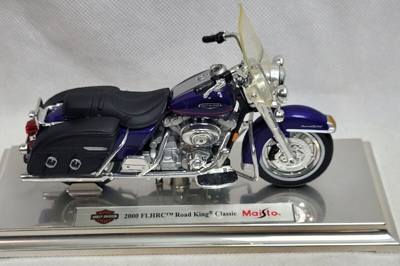Maisto Harley Davidson 2000 FLHRC Road King Classic Replica Mounted 1:18 Purple.