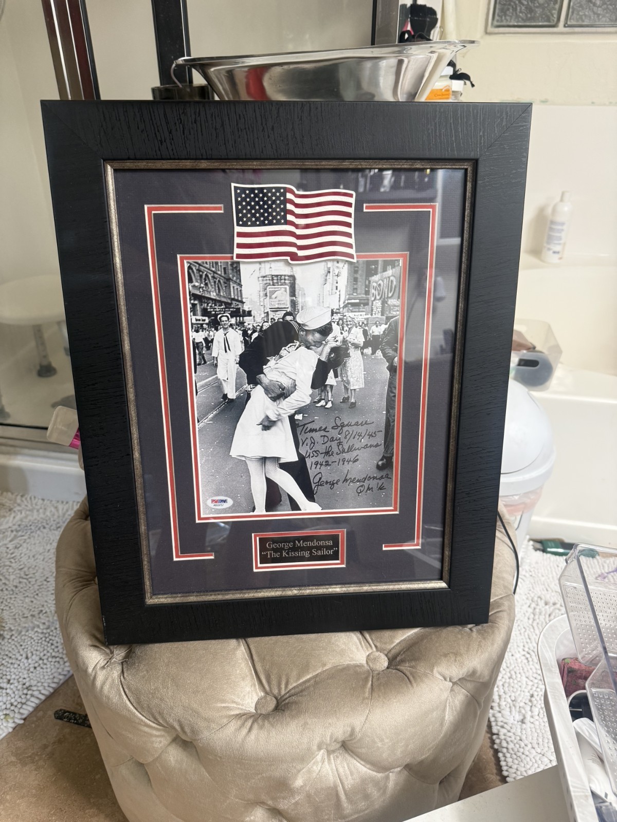 George Mendonsa REAL hand SIGNED Times Square Kiss V-J Day Photo, PSA Graded Num George Mendonsa REAL hand SIGNED Times Square Kiss V-J Day Photo, PSA Graded Num