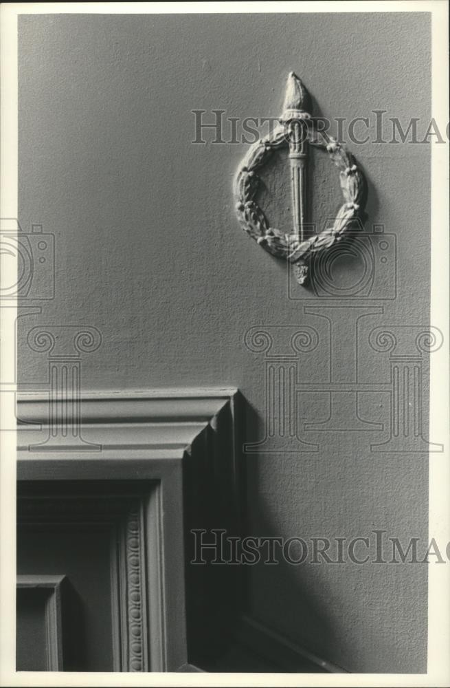 1984 Press Photo Torch in Wreath Emblem on the Lion House in Milwaukee