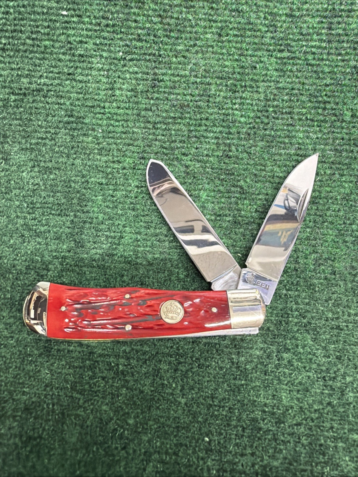 Queen USA Big Boy 1065 Carbon Steel 2 Blade Trapper Red Jigged Bone Pocket Knife