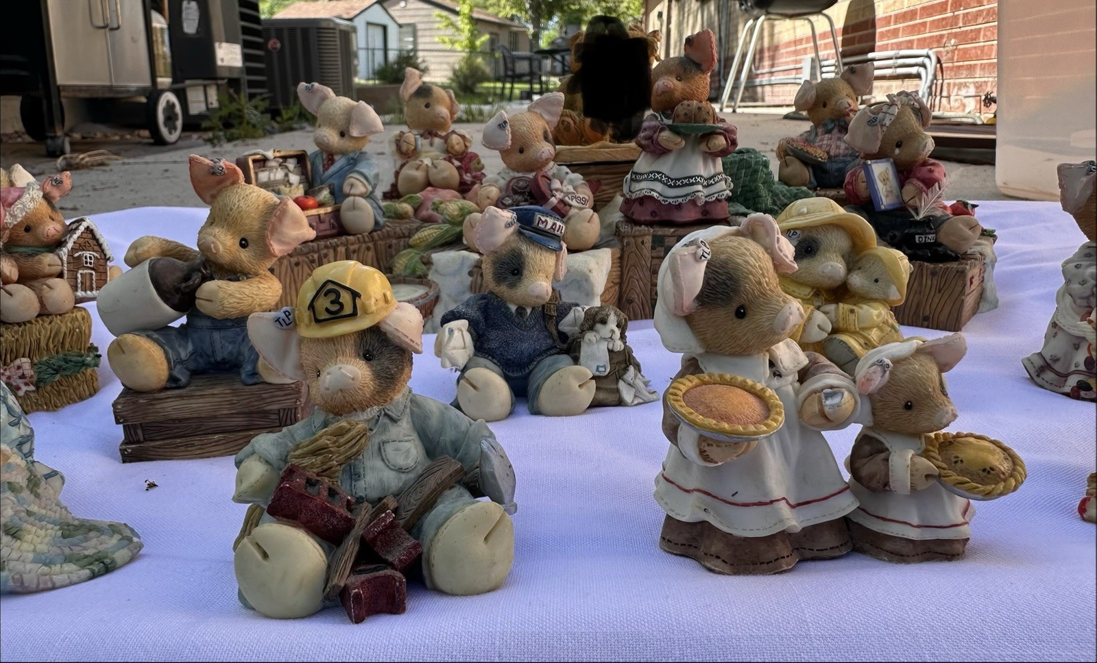VINTAGE ENESCO  LITTLE PIGGY (TLP) WINTER VILLAGE MEGA LOT 22 Figurines RARE