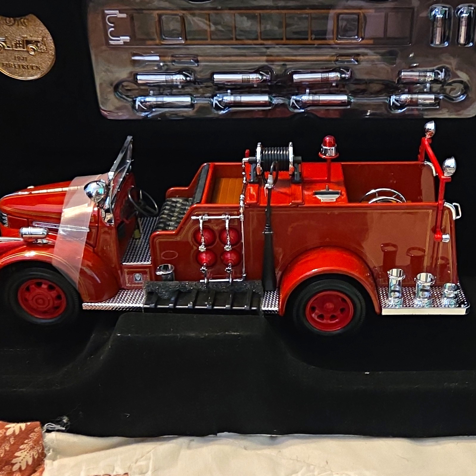 Road Signature 1:24 Scale 1941 GMC Fire Truck Model w/ Certificate
