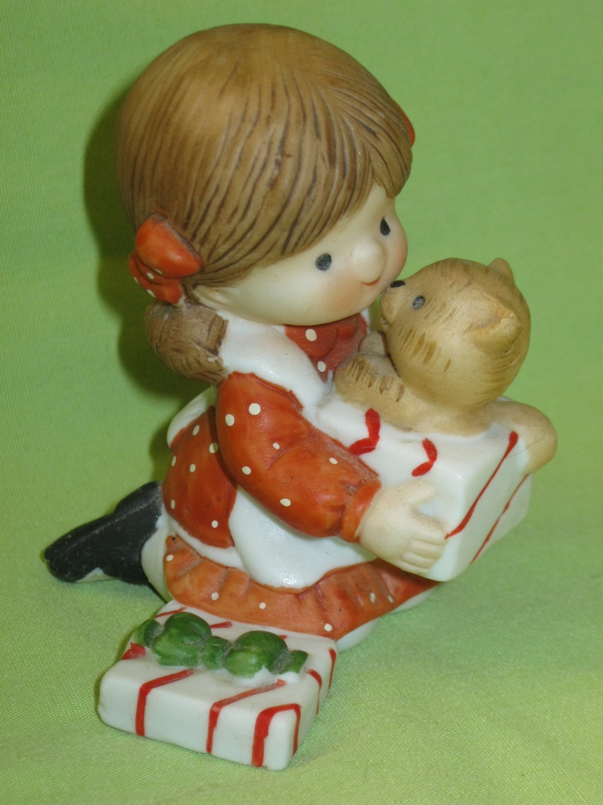VINTAGE Enesco 1987 COUNTRY COUSINS Christmas Morning SARAH Cat Present FIGURINE