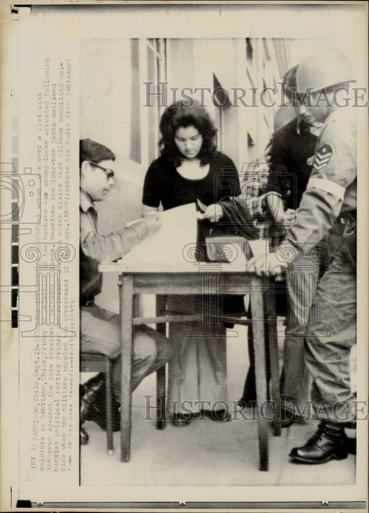 1973 Press Photo Woman with Soldiers in Santiago, Chile After Allende Coup