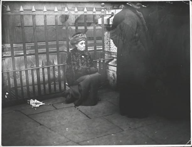 Scenes at Bow Street Suffragette waiting for friends 1910s OLD PHOTO