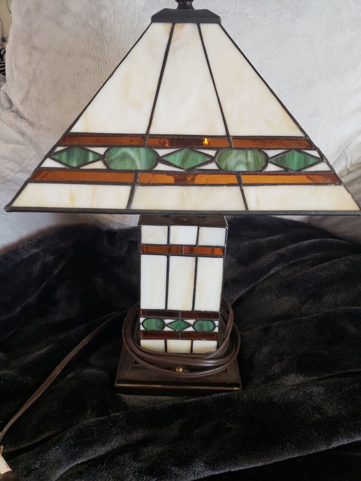stained glass tiffany style accent table lamp