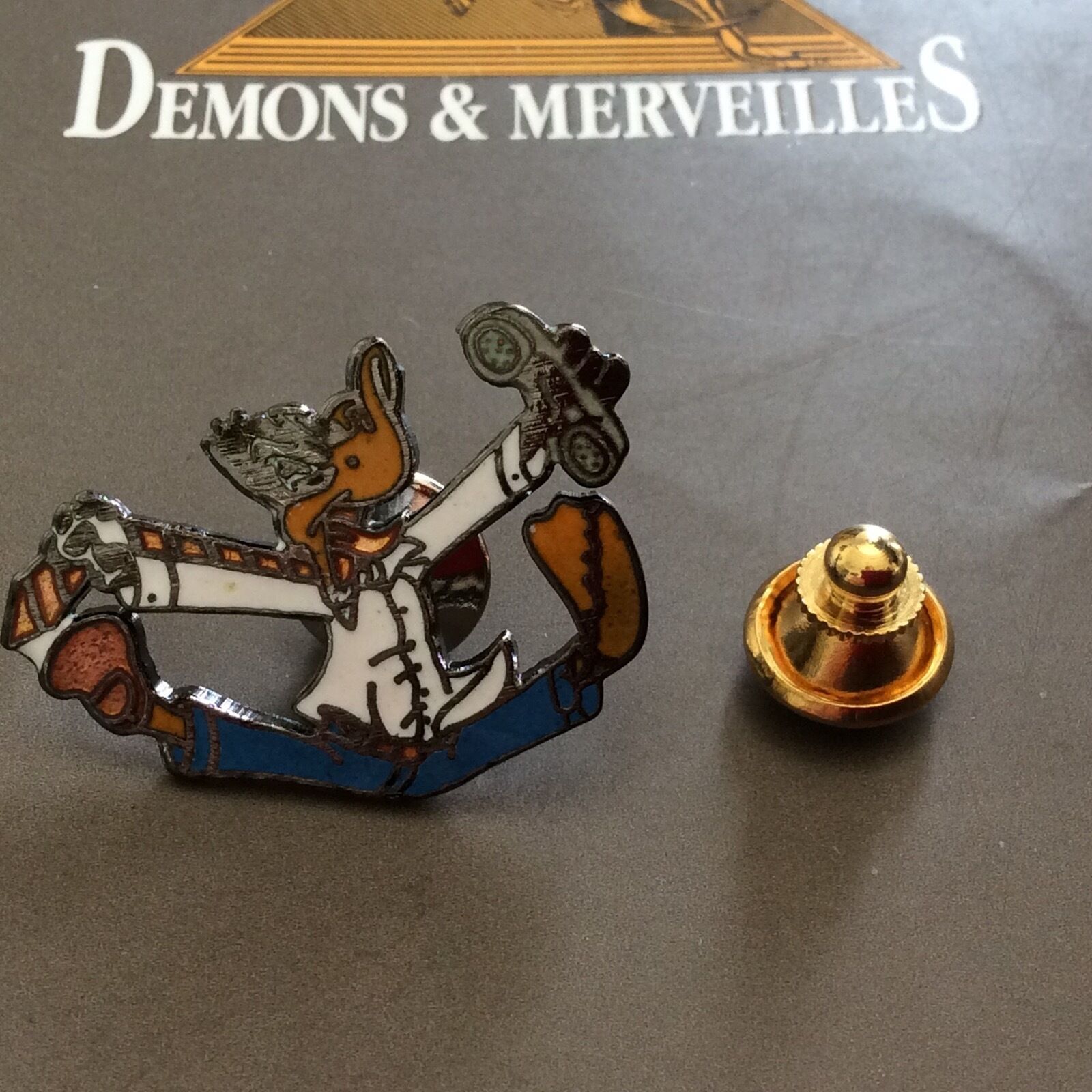 Pin's Folies *** Enamel badge Demons Looney Tunes Daffy Duck L23