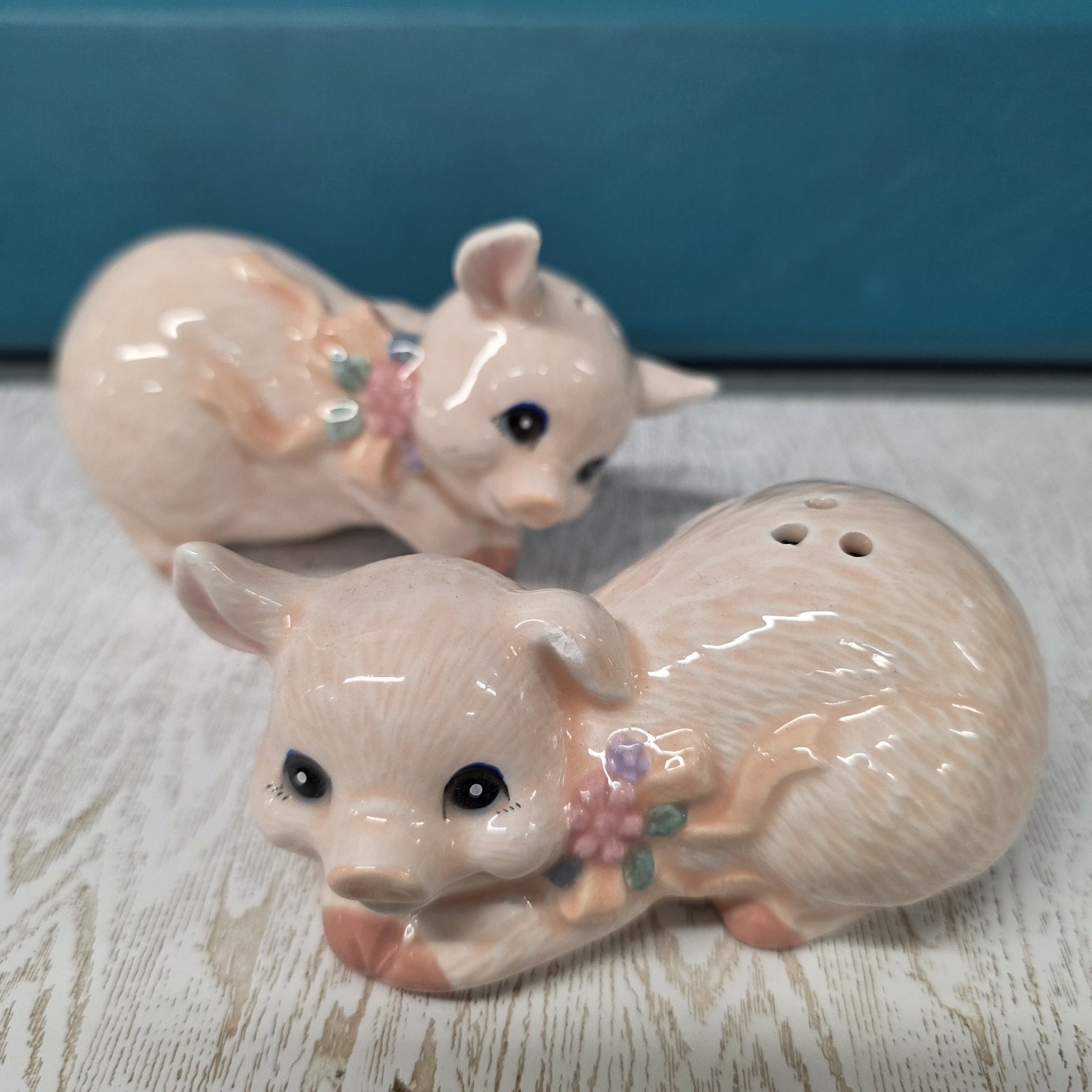 VTG Anthropomorphic Pig Shakers Set Of 2 Smiling Pink Flower Bow Cute TAIWAN