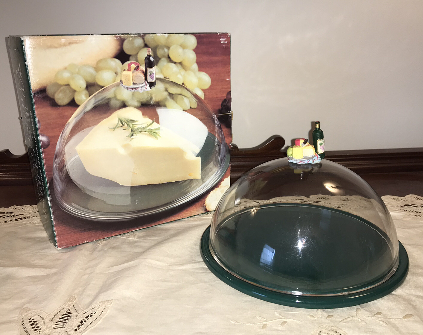 VTG ‘96 WINE & CHEESE DOME BOSTON WAREHOUSE ACRYLIC DOME GREEN 8-3/4 CERAM PLATE