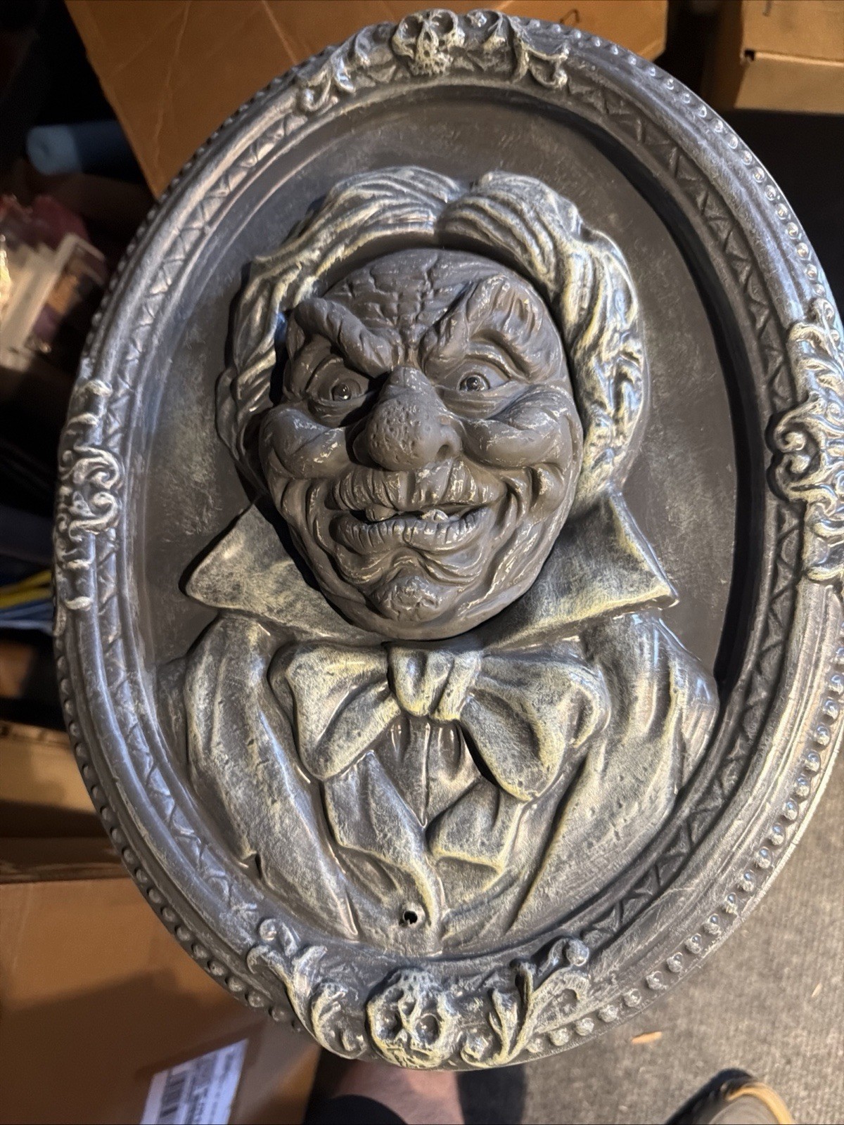 ANIMATED TALKING FRAMED PORTRAIT SPOOKY SPIRIT HALLOWEEN PROP EYES LIGHT UP RED
