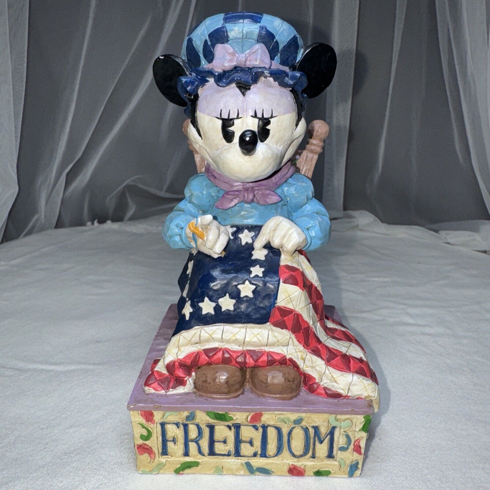 Jim Shore Disney Showcase Figurine Minnie Mouse Stitching Freedom’s Promise 2005