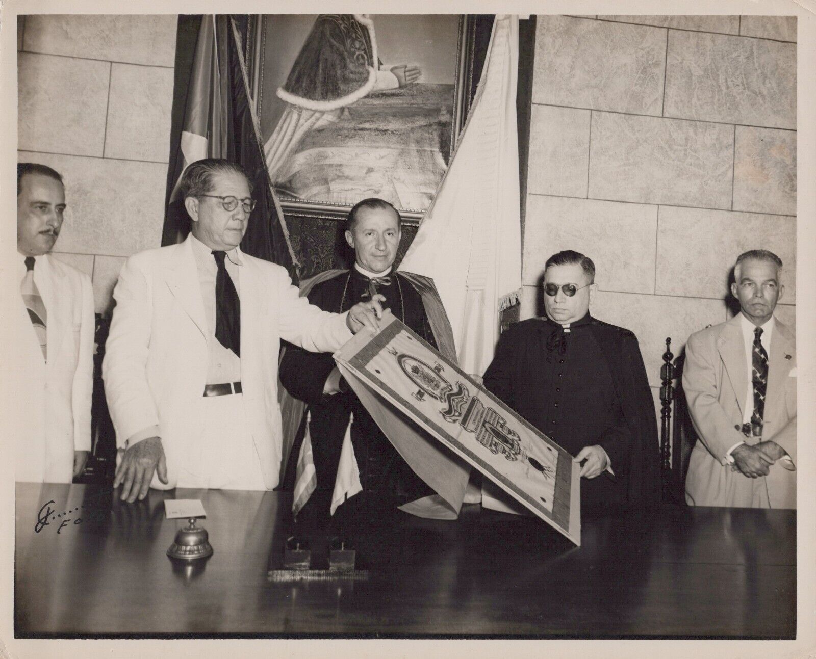 CUBAN PERSONALITY WINS CARLOS MANUEL DE CESPEDES PRIZE CUBA 1950s Photo Y 406
