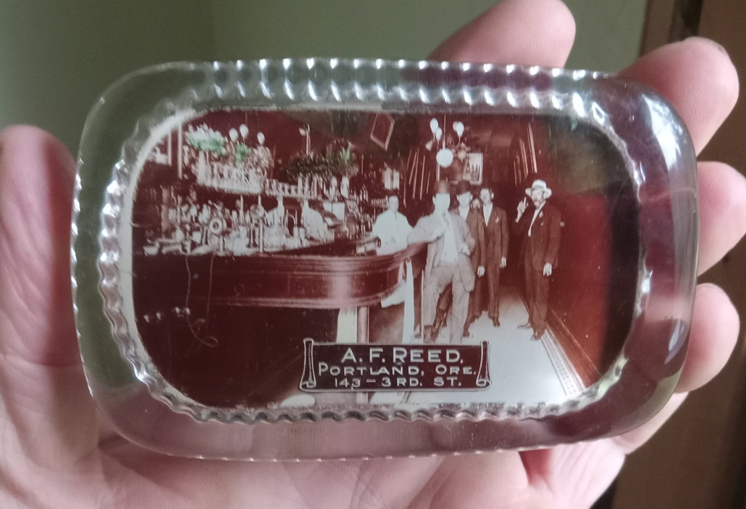 ANTIQUE 1909 GLASS SALOON SCENE PHOTO PAPERWEIGHT A.F.REED 3rd St PORTLAND,ORE ANTIQUE 1909 GLASS SALOON SCENE PHOTO PAPERWEIGHT A.F.REED 3rd St PORTLAND,ORE