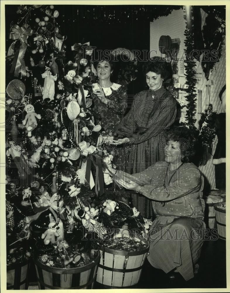 1986 Press Photo Auction chairpersons decorate Christmas tree - noa81254