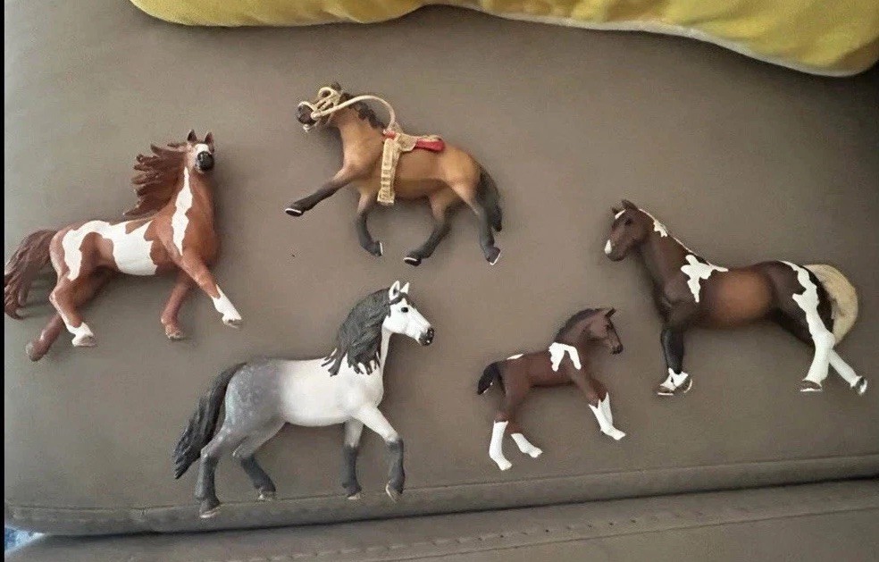 10 mint Horses 5 Schleich 2013 2014 2016 3 BREYER Reeves 1999 lot plus 2 More 