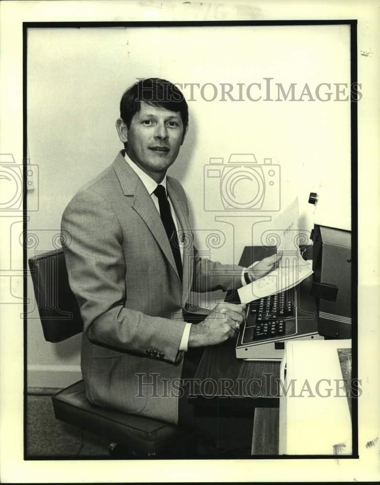 1985 Press Photo Mutual President Michael Hurley computes loan savings