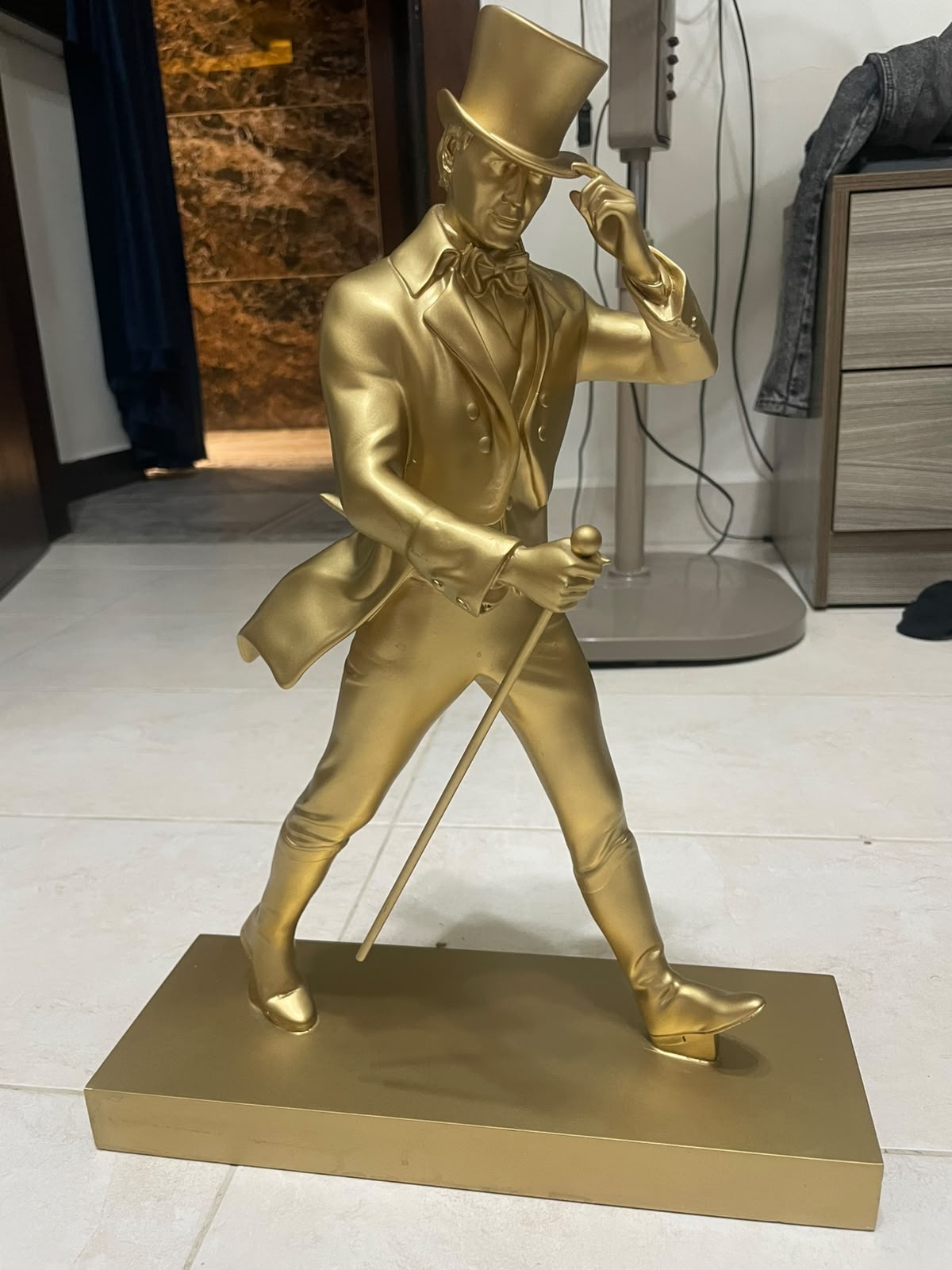 johnnie walker statue