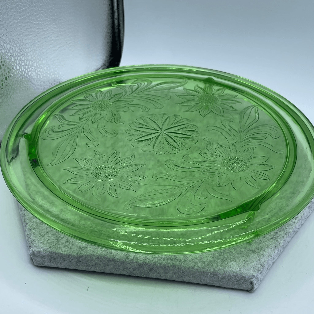 Vintage Jeannette Glass 1930’s depression Uranium glass cake stand .