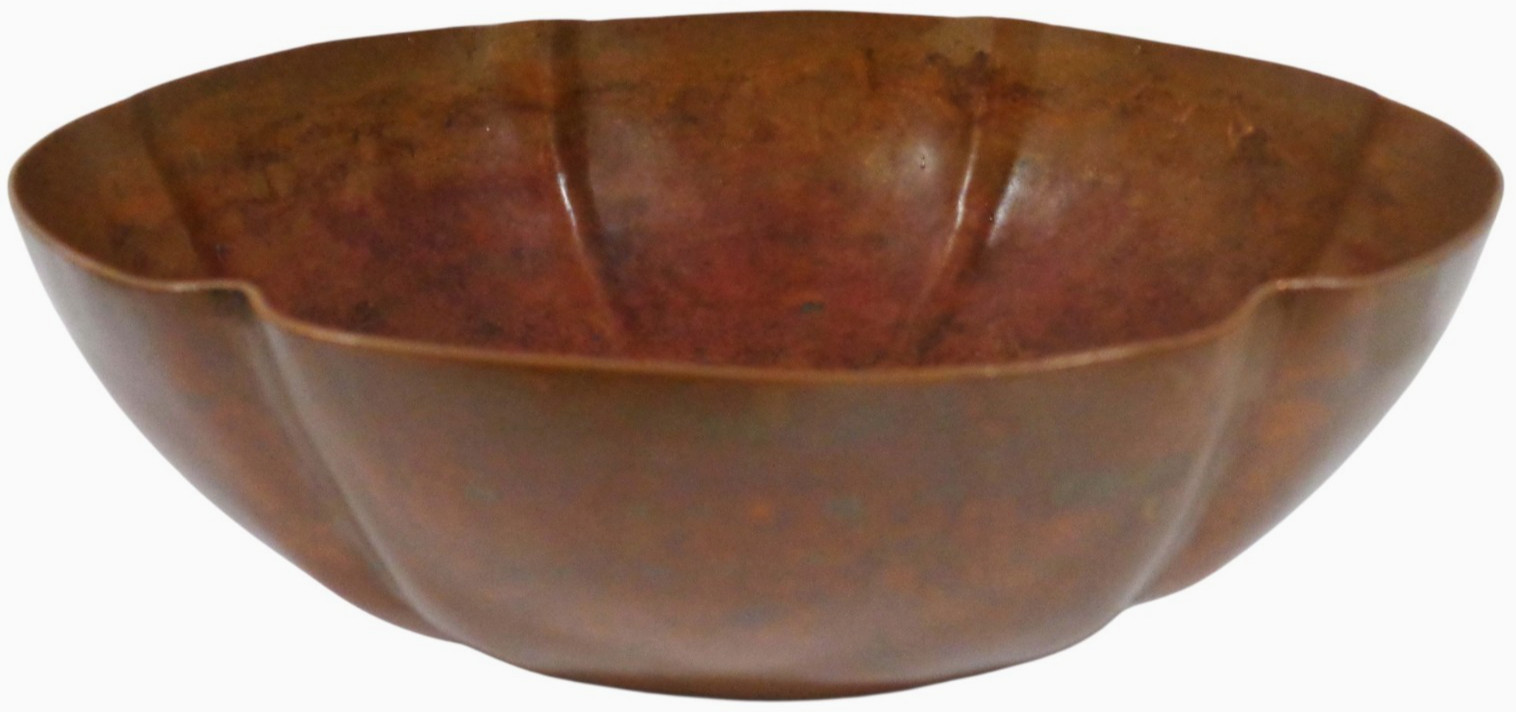 EARLY 20TH C AMERICAN ARTS & CRAFTS ALBERRY-STYLE HAMMERED COPPER FLORIFORM BOWL EARLY 20TH C AMERICAN ARTS & CRAFTS ALBERRY-STYLE HAMMERED COPPER FLORIFORM BOWL