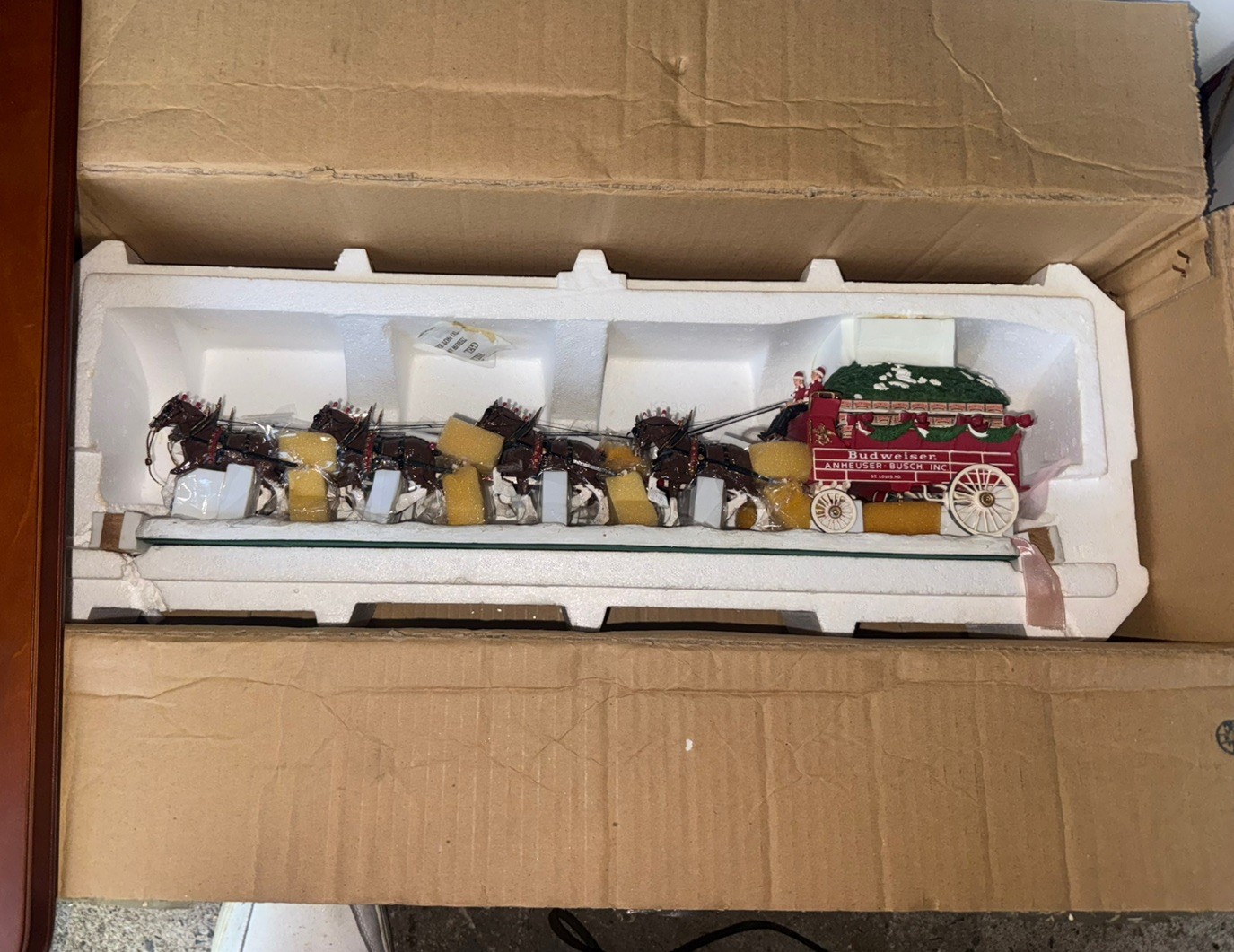 Danbury Mint 2002 Classic Clydesdale Winter Majesty-Anheuser-Busch wood base VSA