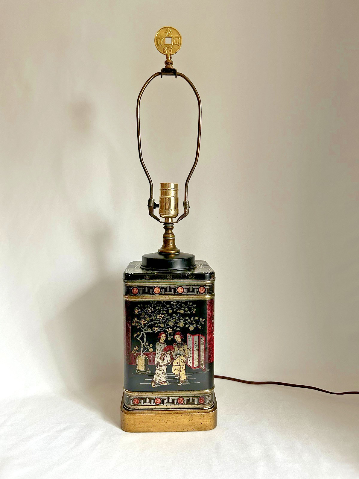 Vintage Tea Tin Lamp Mid-Century Chinoisoire Harp and Chinese Coin Finial Works Vintage Tea Tin Lamp Mid-Century Chinoisoire Harp and Chinese Coin Finial Works