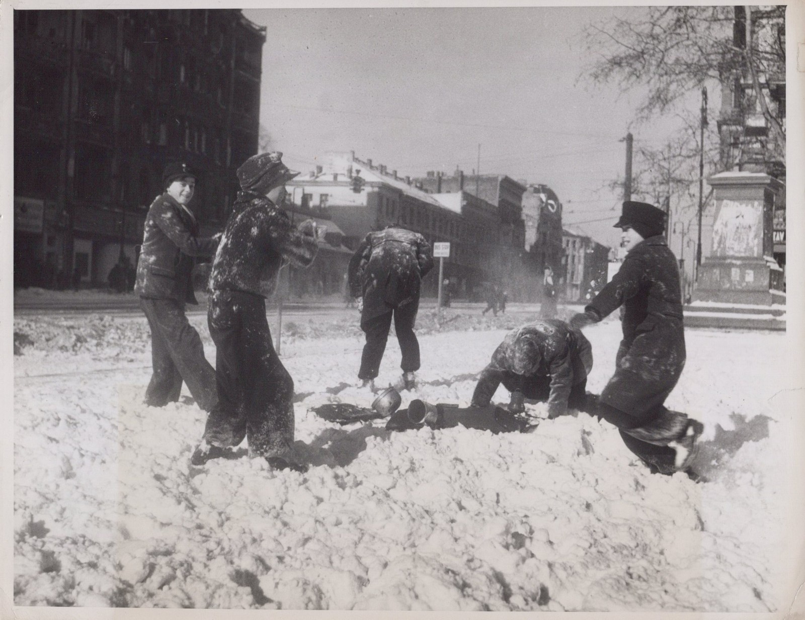 Postwar Berlin children snow battle Germany hunger 1947 - Original Press Photo
