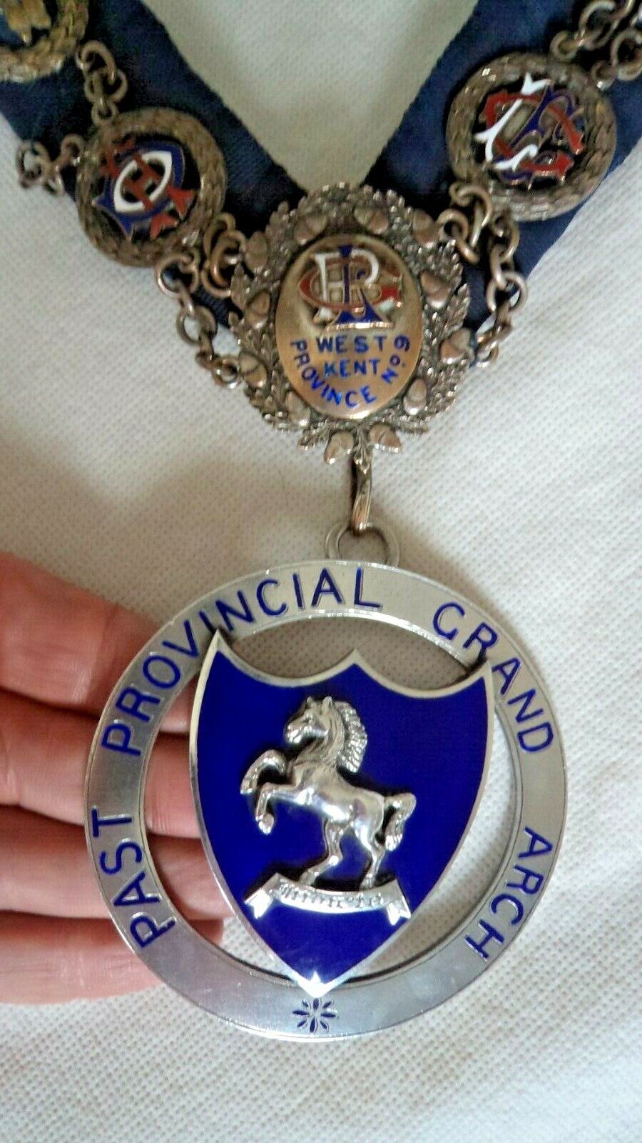 MASONIC KENT 1932 SOLID SILVER & ENAMEL JEWEL & CHAIN - HORSE / UNCONQUERED