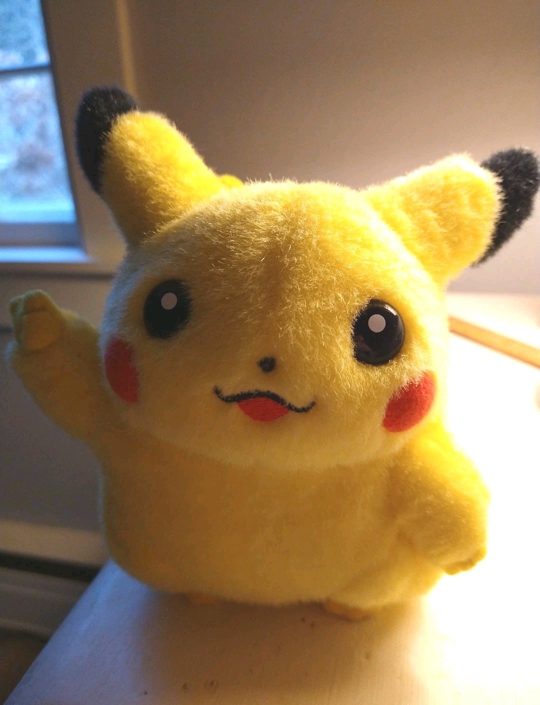 Vintage 1997 TOMY Pikachu Pokémon Plush Peace Sign 6\