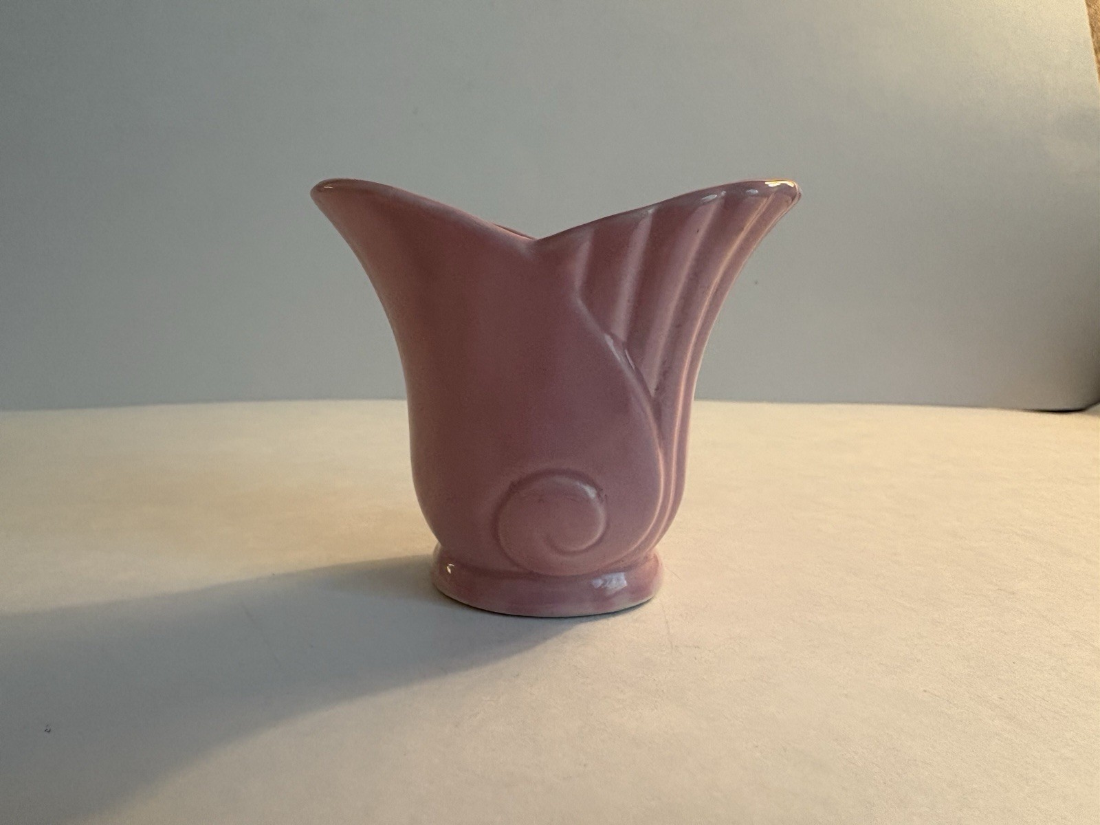 Vintage MCM McCoy Pottery Pink Shell Tulip-Shaped Vase Planter Miniature 3 1/4”